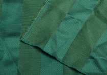 Ткань декоративная, синтетическая. Средней плотности, мягкая, не тянется, не просвечивается, хорошего качества. Узор геометрический. Раздел цвета - зеленый. 
