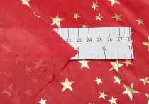 Ткань универсальная, синтетическая, трикотаж, с золотистым узором. Очень тонкая, очень мягкая, мало тянется, просвечивается, хорошего качества. Узор геометрический. Раздел цвета - разноцветный. 